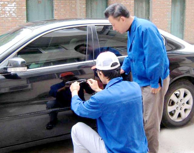 太子河区汽车钥匙丢在车里面怎么办？